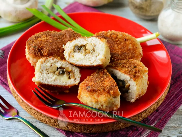 Фото блюда: Котлеты из фарша с грибами и сыром на сковороде