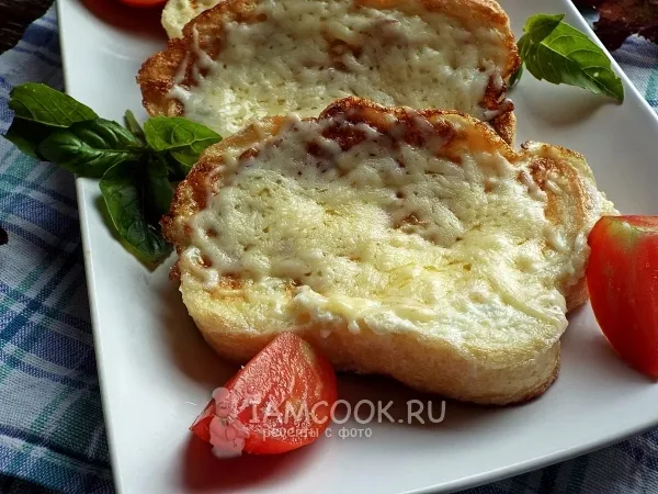 Фото блюда: Гренки с сыром и яйцом на сковороде