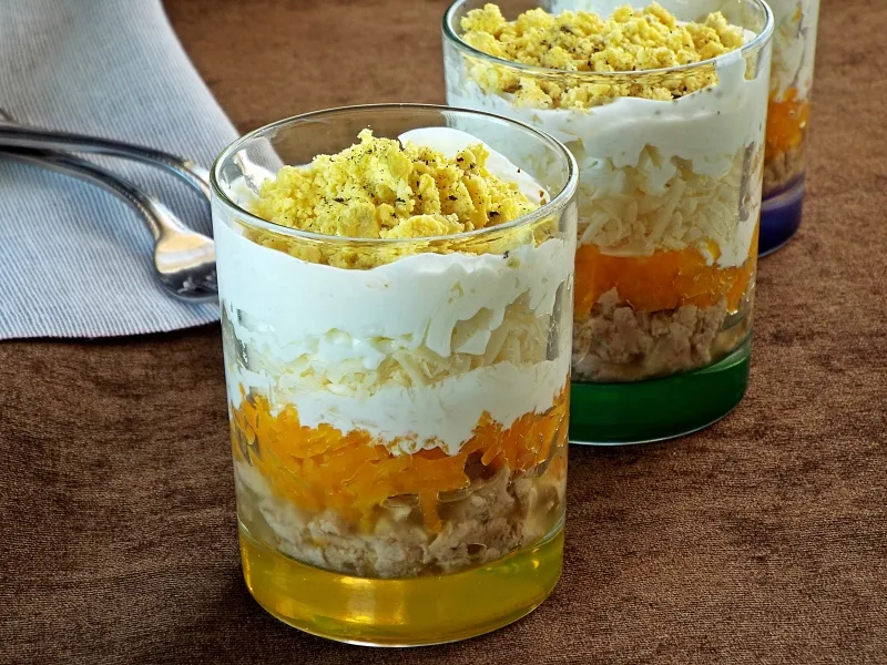 Фото блюда: Слоеный салат с печенью трески