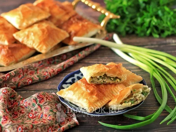 Фото блюда: Слоеные пирожки с жареным луком и яйцами