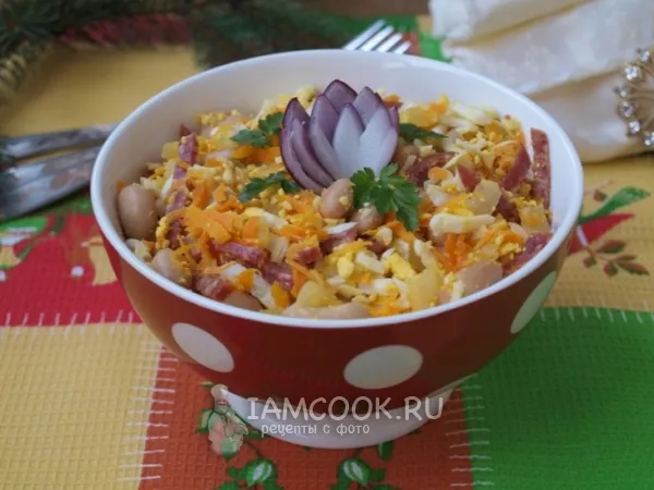 Фото блюда: Салат с копчёной колбасой и фасолью