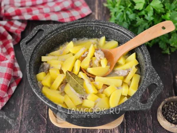 Фото блюда: Картошка с тушенкой в казане на плите