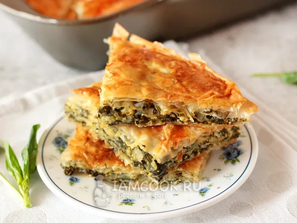 Фото блюда: Пирог из теста фило со шпинатом, щавелем и яйцом