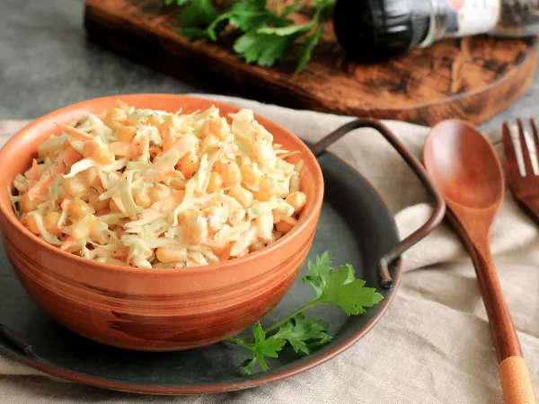 Фото блюда: Салат с капустой, морковью, кукурузой и майонезом