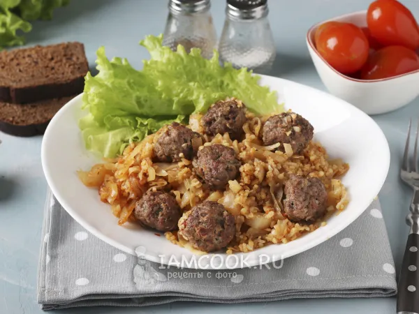 Фото блюда: Тушёная капуста с булгуром и фрикадельками