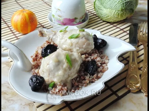 Фото блюда: Курица с черносливом тушеная в сметане