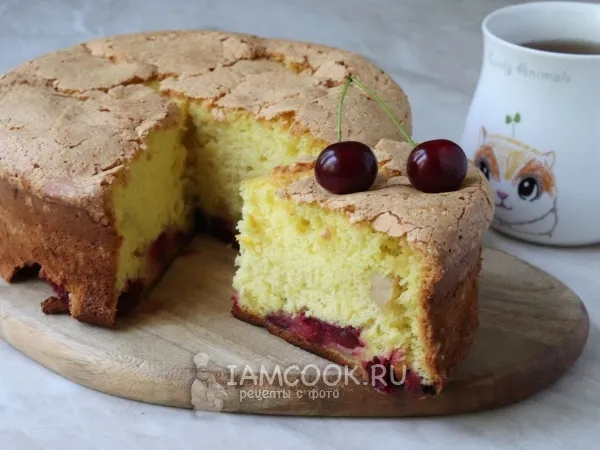 Фото блюда: Шарлотка с яблоками и вишней