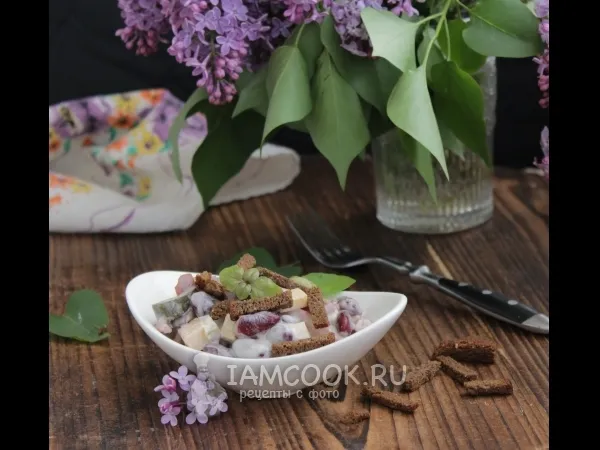 Фото блюда: Салат с фасолью, копченой колбасой и сухариками