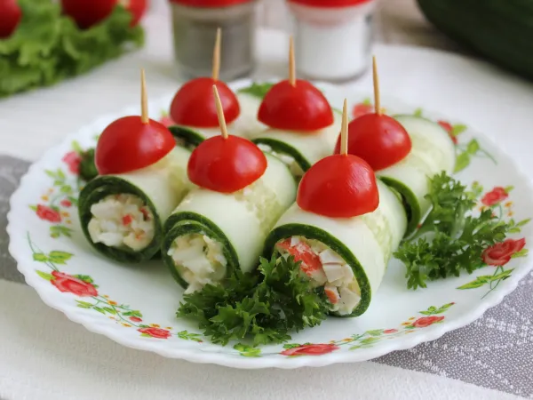 Фото блюда: Рулетики из огурцов с крабовыми палочками
