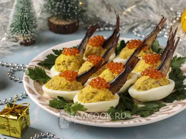 Фото блюда: Фаршированные яйца со шпротами и красной икрой