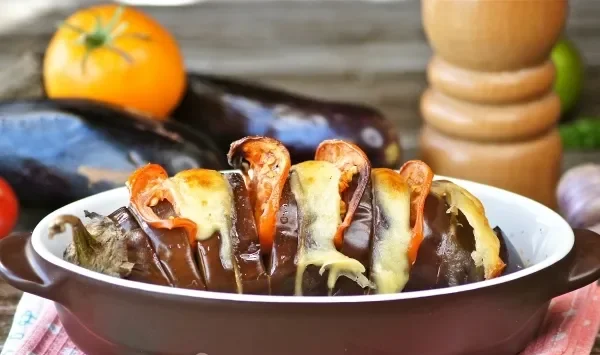 Фото блюда: Баклажан гармошка с сыром и помидорами