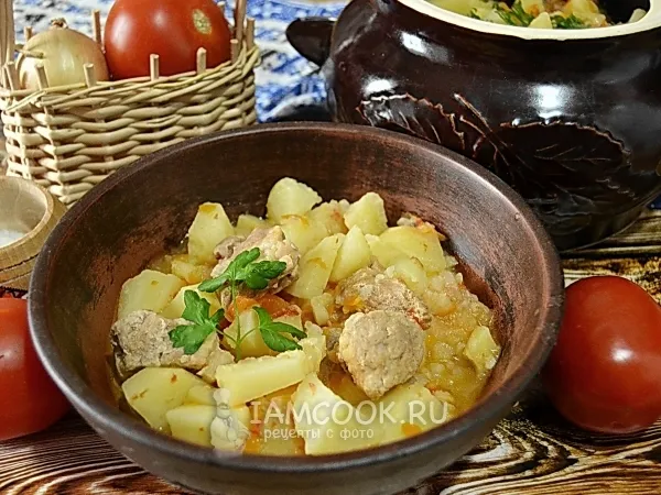 Фото блюда: Тушеная картошка с мясом в горшочке