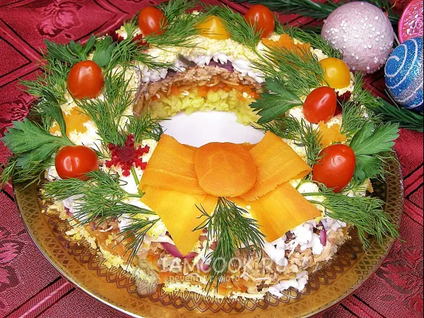 Фото блюда: Салат «Мимоза» в форме венка