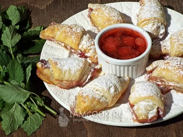 Фото блюда: Круассаны с клубникой