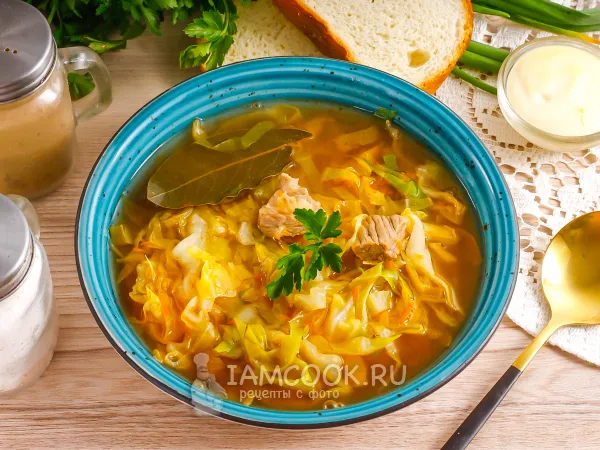 Фото блюда: Томленые щи из свежей капусты на плите