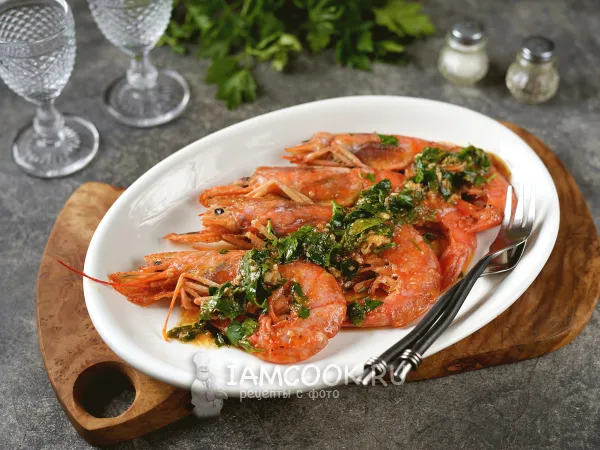 Фото блюда: Аргентинские креветки с чесноком и кетчупом на сковороде