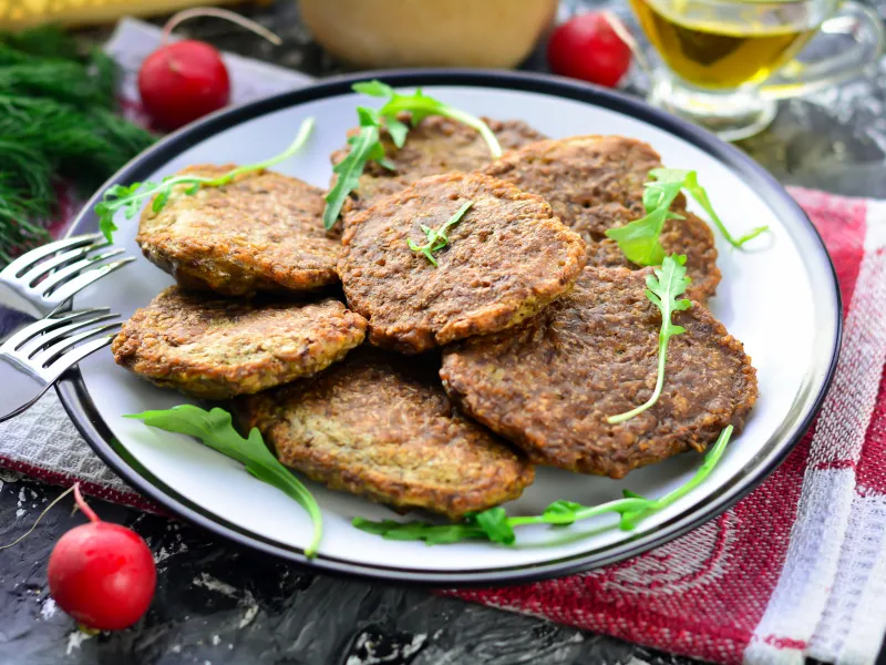 Фото блюда: Печеночные оладьи с гречкой