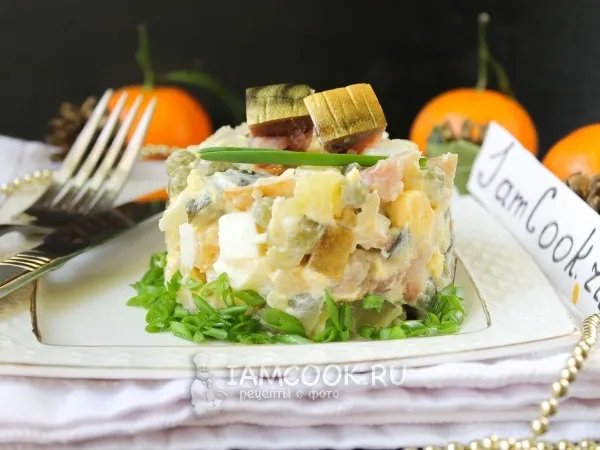 Фото блюда: Салат «Оливье» с копченой скумбрией