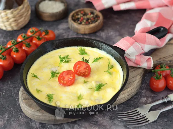Фото блюда: Омлет с курицей и сыром на сковороде