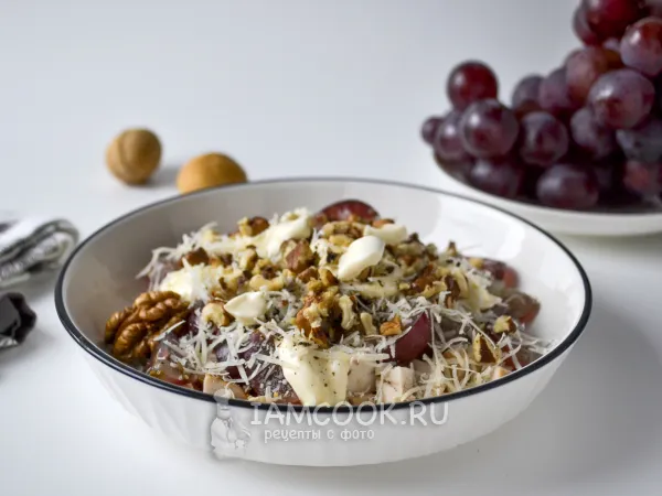 Фото блюда: Салат «Французский цыган» с виноградом и курицей