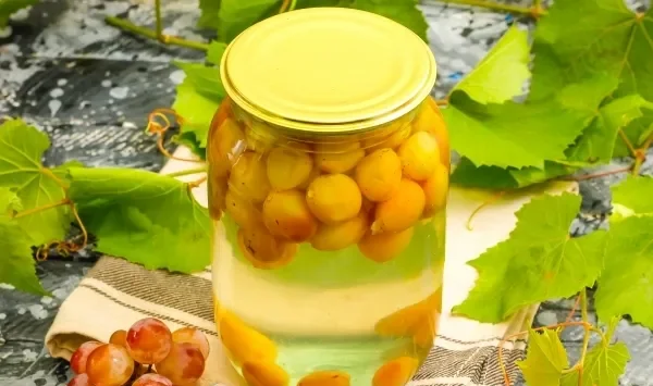 Фото блюда: Компот из винограда с косточками на зиму