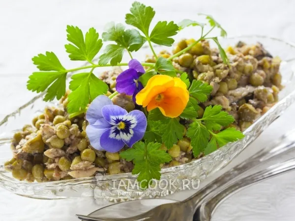 Фото блюда: Салат со шпротами и горошком