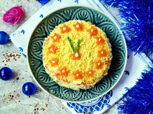 Фото блюда: Салат «Новогодние часы» с печенью трески