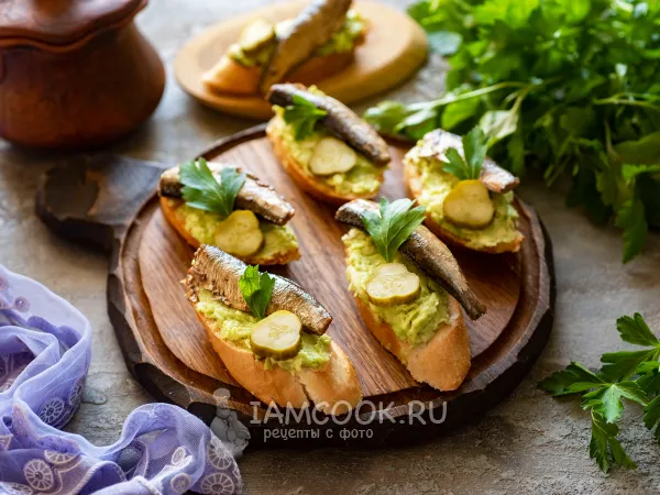 Фото блюда: Бутерброды со шпротами и авокадо