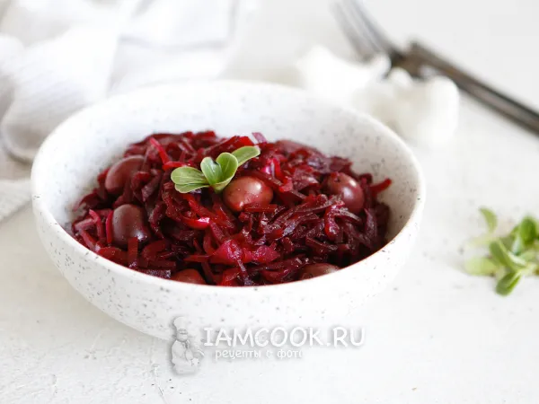 Фото блюда: Свекольный салат с луком и оливками