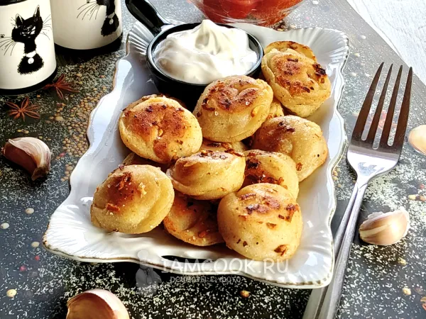 Фото блюда: Жареные пельмени с чесноком на сковороде