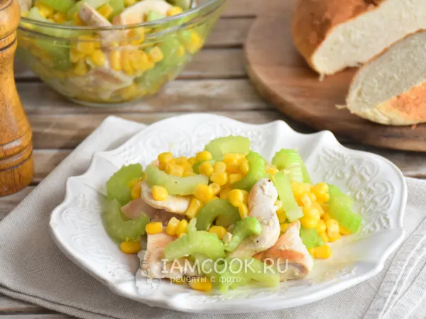 Фото блюда: Салат с курицей, сельдереем и кукурузой