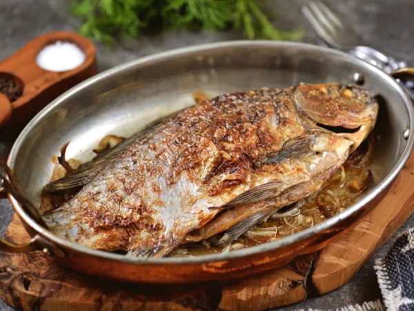 Фото блюда: Карась в духовке с майонезом и луком