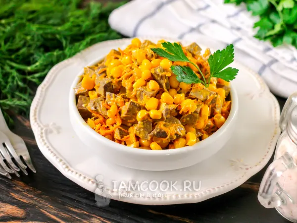 Фото блюда: Салат из свиной печени с кукурузой, морковью и луком