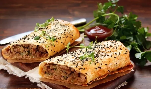 Фото блюда: Рулет из лаваша с мясным фаршем в духовке