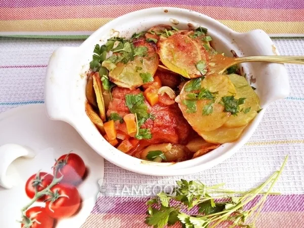 Фото блюда: Свинина с картошкой в горшочках