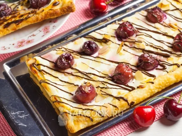 Фото блюда: Пирог из слоеного теста с черешней