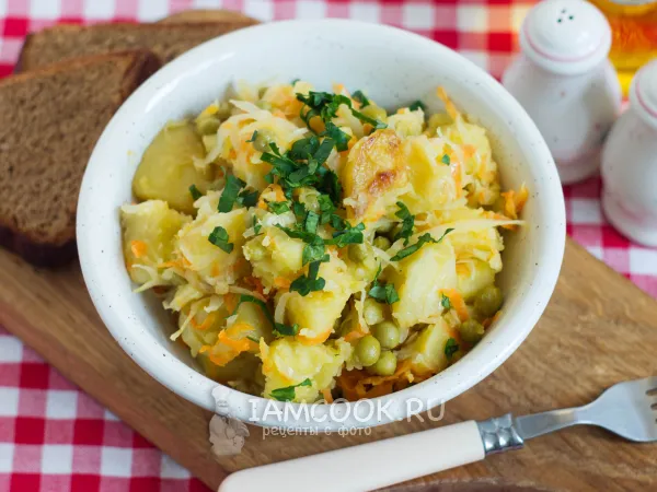 Фото блюда: Тушеная картошка с капустой и зеленым горошком