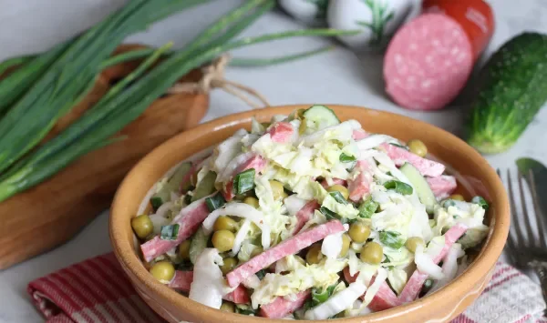 Фото блюда: Салат с пекинской капустой, огурцом, горошком и колбасой