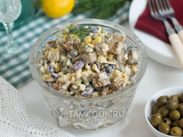 Фото блюда: Салат копченый, праздничный, с сухариками и сыром