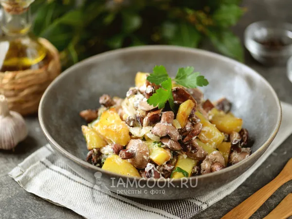 Фото блюда: Жареные маслята с картошкой и сметаной