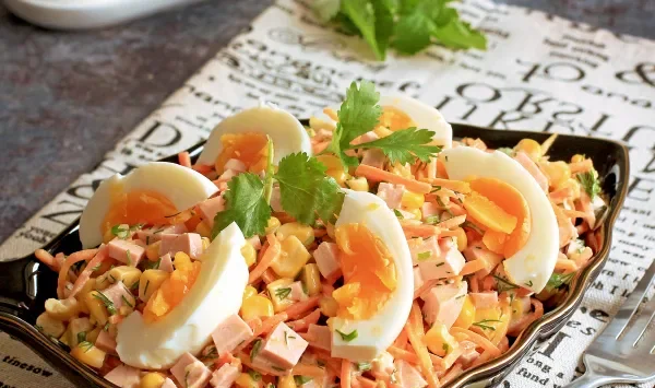 Фото блюда: Салат с колбасой, кукурузой и морковью по-корейски