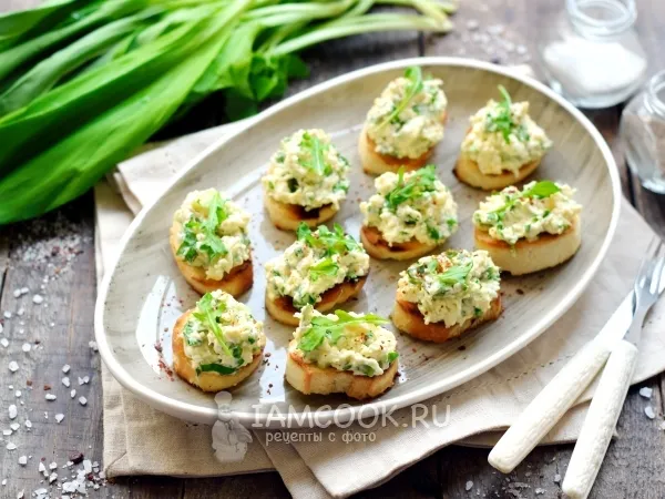 Фото блюда: Гренки с черемшой, плавленым сыром и яйцом