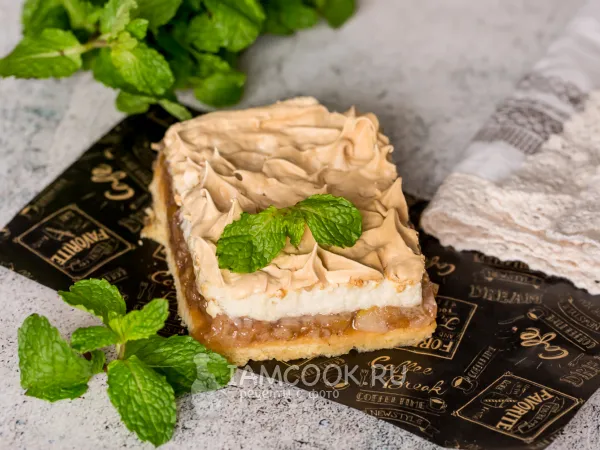 Фото блюда: Песочный пирог с грушей и безе в духовке