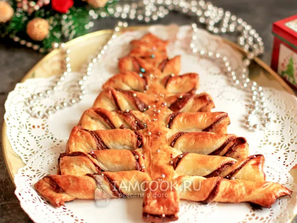 Фото блюда: Новогодняя елка с шоколадом (из слоеного теста)