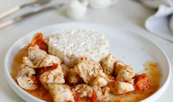 Фото блюда: Курица кусочками в духовке с помидорами