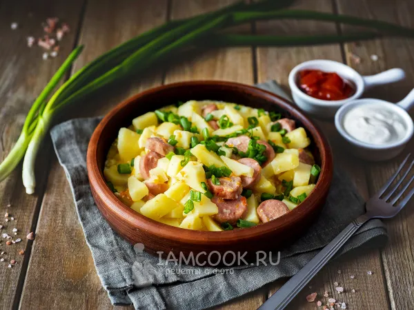 Фото блюда: Картошка с сосисками в горшочках