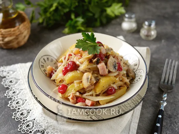 Фото блюда: Тушеная картошка с капустой беконом и клюквой
