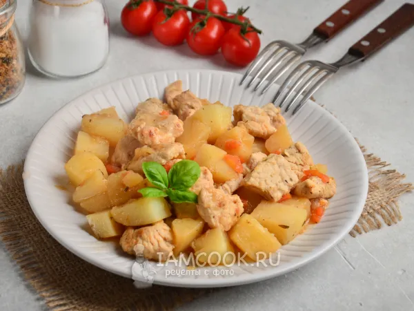 Фото блюда: Жаркое из индейки с картошкой на сковороде