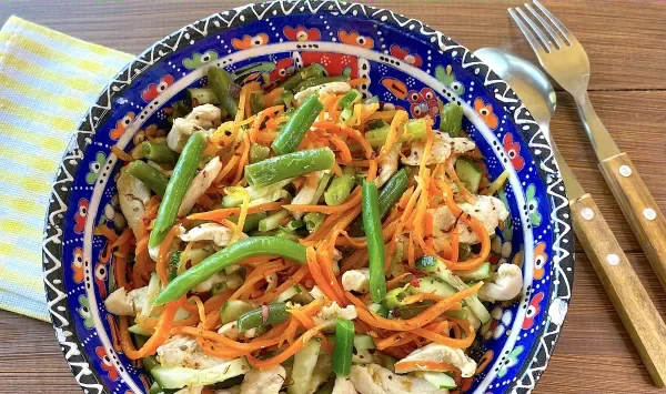 Фото блюда: Теплый салат с курицей и фасолью стручковой
