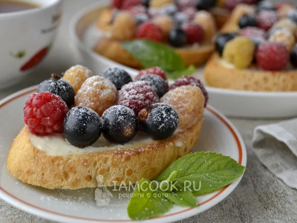 Фото блюда: Сладкие брускетты с ягодами